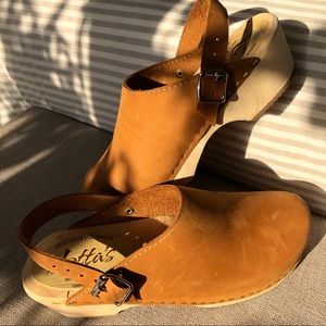 • Classic Clogs w/Strap •